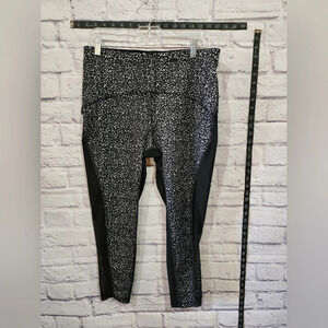 Xersion black and white, high rise, 7/8 ankle leggings Size Large